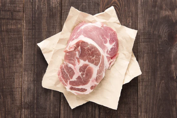 Syrové maso steak na dřevěné pozadí — Stock fotografie