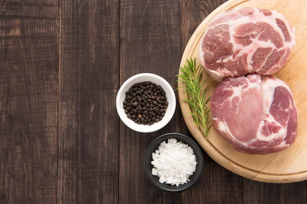 Top view raw fresh meat and garlic, pepper on wooden background — Stock Photo, Image