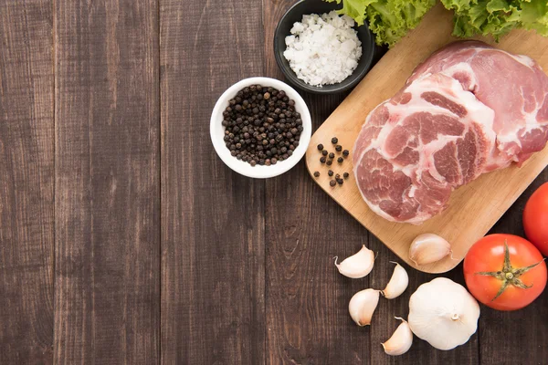 Pohled shora syrové čerstvé maso a zelenina na dřevěné pozadí — Stock fotografie
