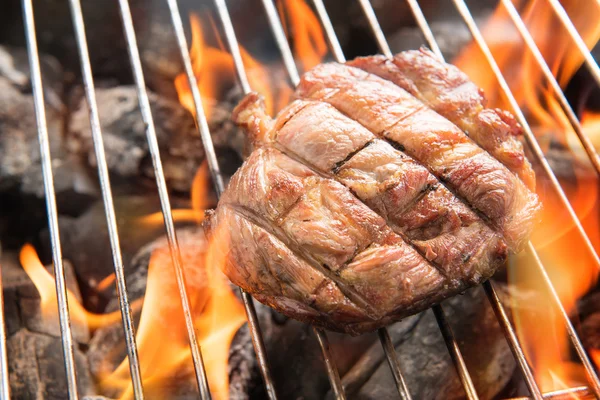 Grillezett sertés steak át a lángok a grill — Stock Fotó