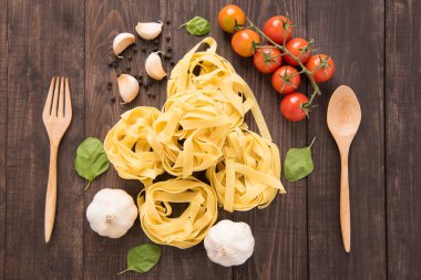 Makarna malzemeler. domates, sarımsak, biber ve mantar ahşap arka plan üzerinde