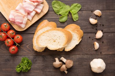 Ahşap arka plan üzerinde sandviç için malzemeler