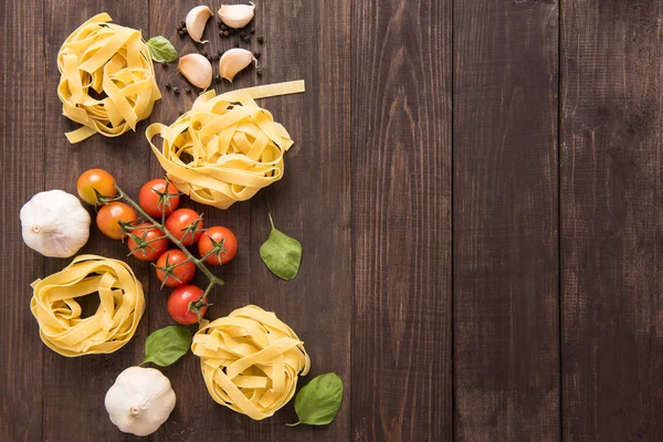 Pasta ingredientes. tomate, ajo, pimienta y champiñones sobre fondo de madera — Foto de Stock