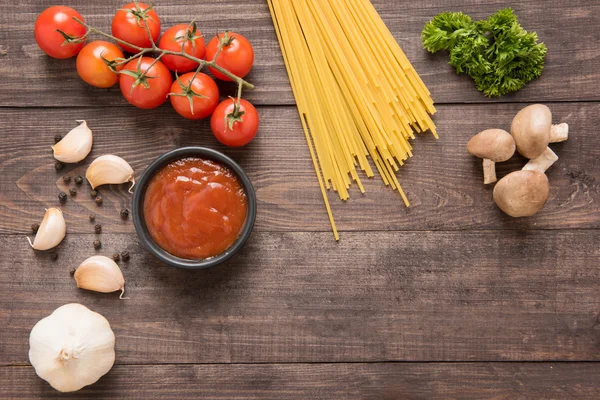 İtalyan yemeği arka plan, domates, sarımsak, biber, mantar ve spagetti — Stok fotoğraf