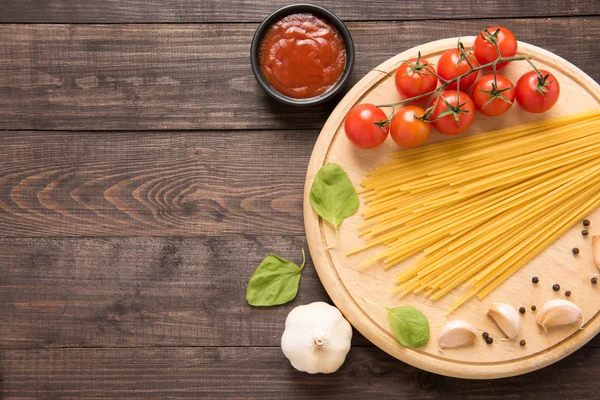 Fondo de la comida italiana, con tomate, ajo, pimienta, espaguetis — Foto de Stock