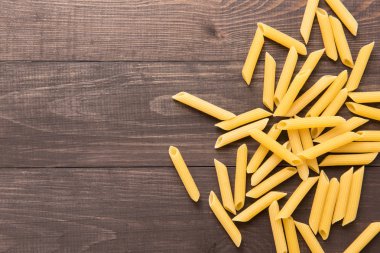 Rustik ahşap arka plan üzerinde makarna koleksiyon