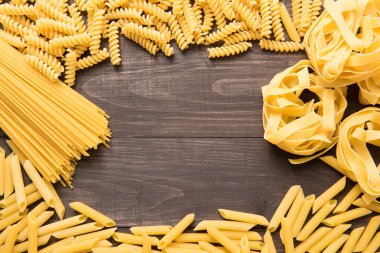 Rustik ahşap arka plan üzerinde makarna koleksiyon