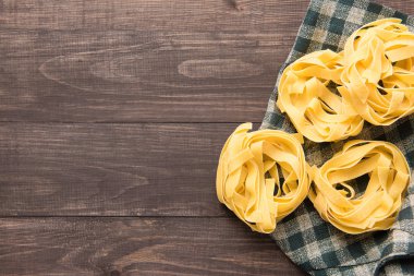 Makarna üzerine bez ahşap arka plan, üstten görünüm