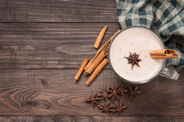 Masala chai con spezie cannella, cardamomo, zenzero, chiodi di garofano e s — Foto Stock