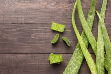 Ahşap masa AloeVera taze yaprağı