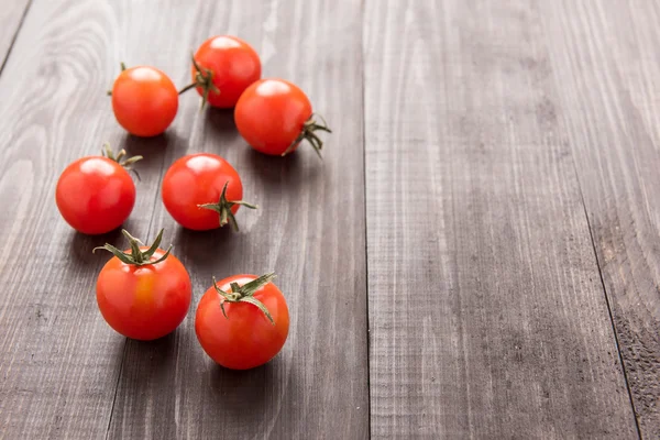 Tomate fraîche sur le fond brun en bois. Vue du dessus — Photo