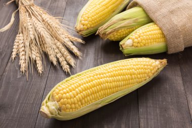 Taze organik sarı tatlı mısır ahşap tablo