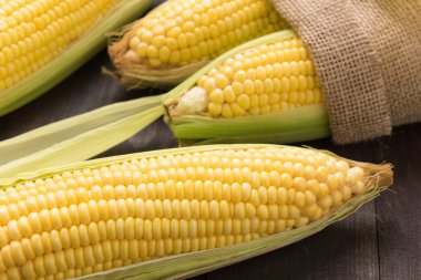 Taze organik sarı tatlı mısır ahşap tablo