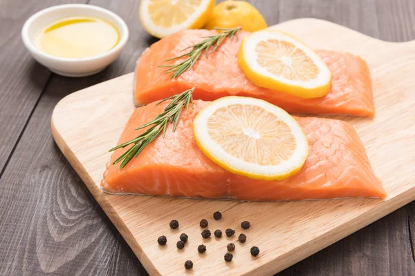 Ahşap masa üzerinde limon ve taze somon