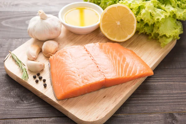 Filete de salmón fresco con especias en mesa de madera —  Fotos de Stock