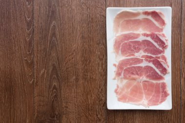 Çiğ domuz masanın üzerine kaydırın. Üstten Görünüm