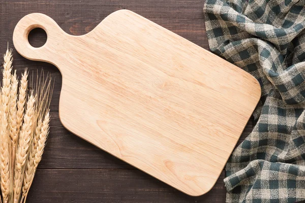 Cutting board and napkin on the wooden background. Top view — Stock Photo, Image