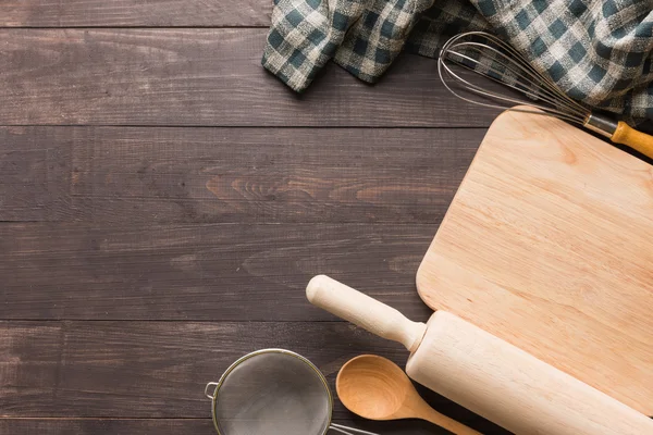 Outils de cuisine en bois et serviette sur le fond en bois — Photo