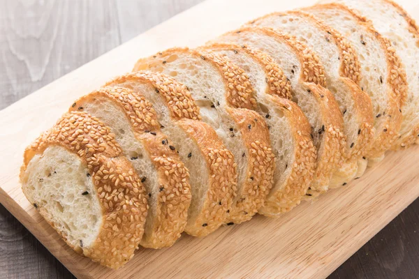 Friss teljes kiőrlésű kenyér, a fa tábla — Stock Fotó