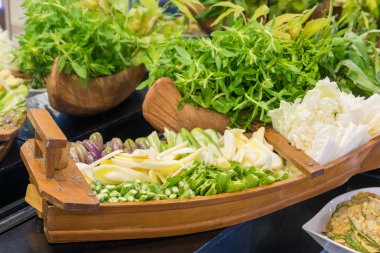 Taze sebzeli salatayı yakın.