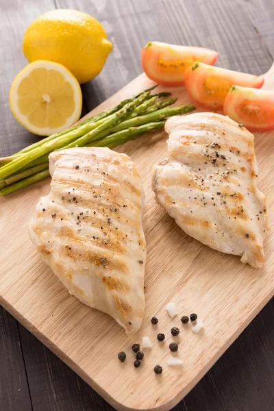 Pechugas de pollo a la parrilla marinadas en la mesa de madera — Foto de Stock