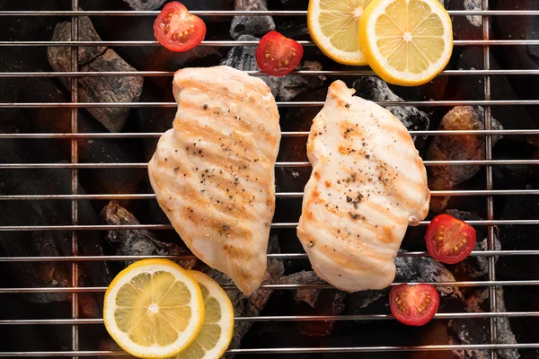 Gegrillte Hähnchenbrust auf dem flammenden Grill — Stockfoto