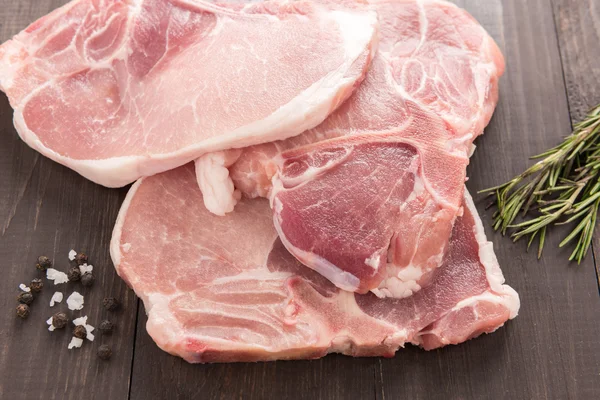 Nejlepší pohled syrové čerstvé maso a sůl, pepř na dřevěné pozadí — Stock fotografie