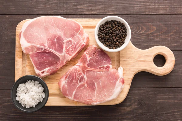 Vista dall'alto carne di maiale cruda costata su sfondo di legno — Foto Stock