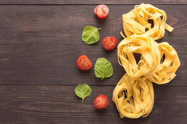 Pasta ingredientes. tomate sobre el fondo de madera — Foto de Stock