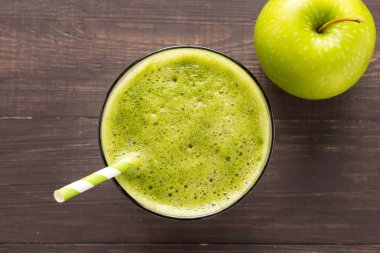 Rustik ahşap arka plan üzerinde apple ile sağlıklı yeşil smoothie