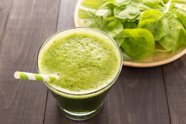 Rustik ahşap arka plan üzerinde sağlıklı yeşil smoothie