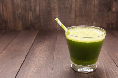 Rustik ahşap arka plan üzerinde sağlıklı yeşil smoothie