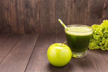 Rustik ahşap arka plan üzerinde apple ile sağlıklı yeşil smoothie