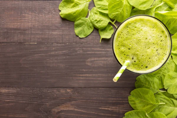 Rustik ahşap arka plan üzerinde sağlıklı yeşil smoothie