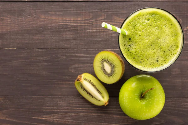 Gesunder grüner Smoothie mit Kiwi, Apfel auf rustikalem Holz — Stockfoto