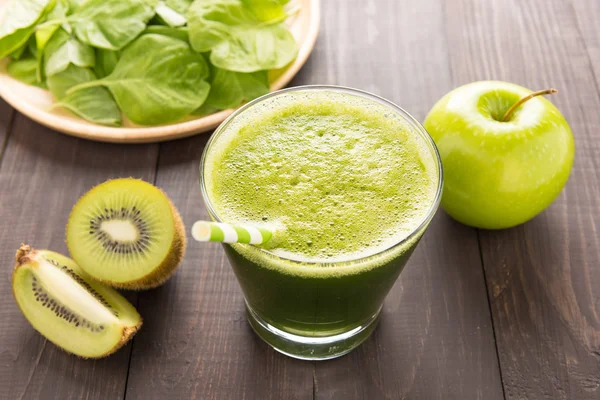 Gesunder grüner Smoothie mit Kiwi, Apfel auf rustikalem Holz — Stockfoto