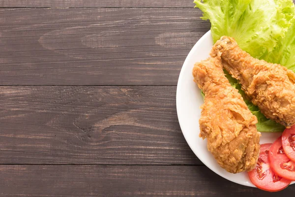 Batom de frango frito com tomate no fundo de madeira — Fotografia de Stock