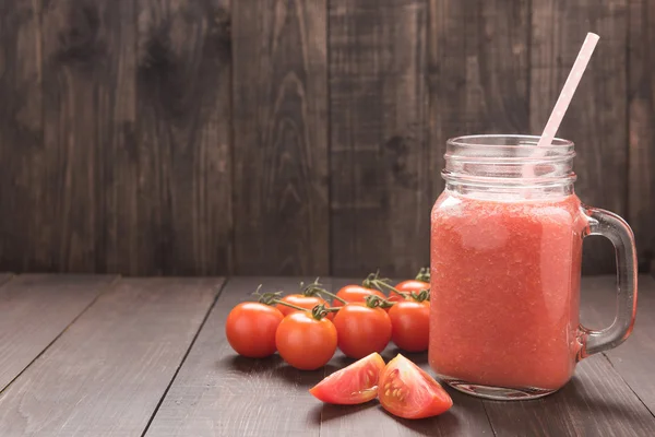 건강 한 야채입니다. 나무 테이블에 붉은 토마토 주스의 유리 — 스톡 사진
