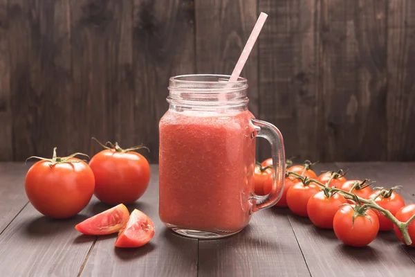 Υγιεινό λαχανικό. Ποτήρι χυμό ντομάτα κόκκινο στο ξύλινο τραπέζι — Φωτογραφία Αρχείου