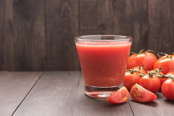 Sağlıklı sebze. Bardak kırmızı domates suyu ahşap tablo — Stok fotoğraf