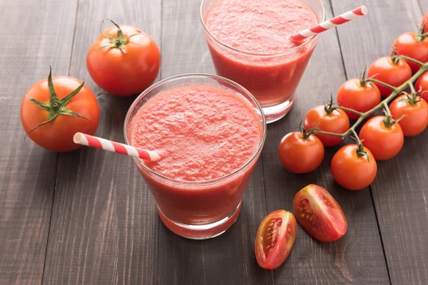 Υγιεινό λαχανικό. Ποτήρι χυμό ντομάτα κόκκινο στο ξύλινο τραπέζι — Φωτογραφία Αρχείου