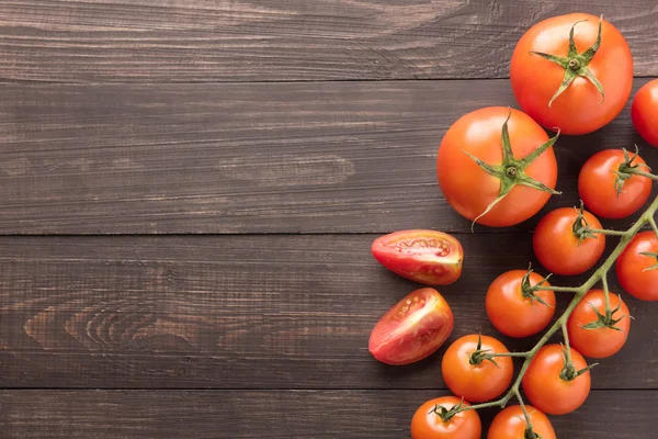 Vegetais saudáveis. Copo de suco de tomate vermelho na mesa de madeira — Fotografia de Stock