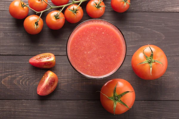 건강 한 야채입니다. 나무 테이블에 붉은 토마토 주스의 유리 — 스톡 사진