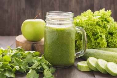 Sağlıklı yeşil sebze ve yeşil meyve yüzlü rustik ahşap üzerine