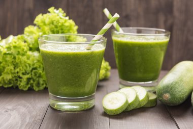 Sağlıklı yeşil sebze ve yeşil meyve yüzlü rustik ahşap üzerine