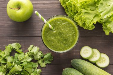 Sağlıklı yeşil sebze ve yeşil meyve yüzlü rustik ahşap üzerine