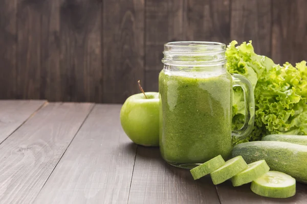 Gesundes grünes Gemüse und grüner Obst-Smoothie auf rustikalem Holz — Stockfoto