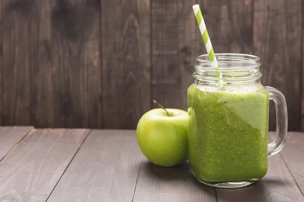 Gesundes grünes Gemüse und grüner Obst-Smoothie auf rustikalem Holz — Stockfoto