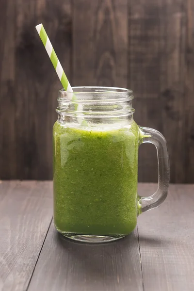 Legumes verdes saudáveis e smoothie de frutas verdes em madeira rústica — Fotografia de Stock