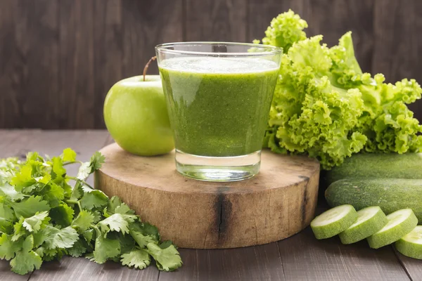 Légumes verts sains et smoothie aux fruits verts sur bois rustique — Photo